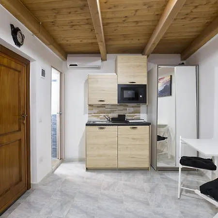 Old Town Studio Flat * 알게로